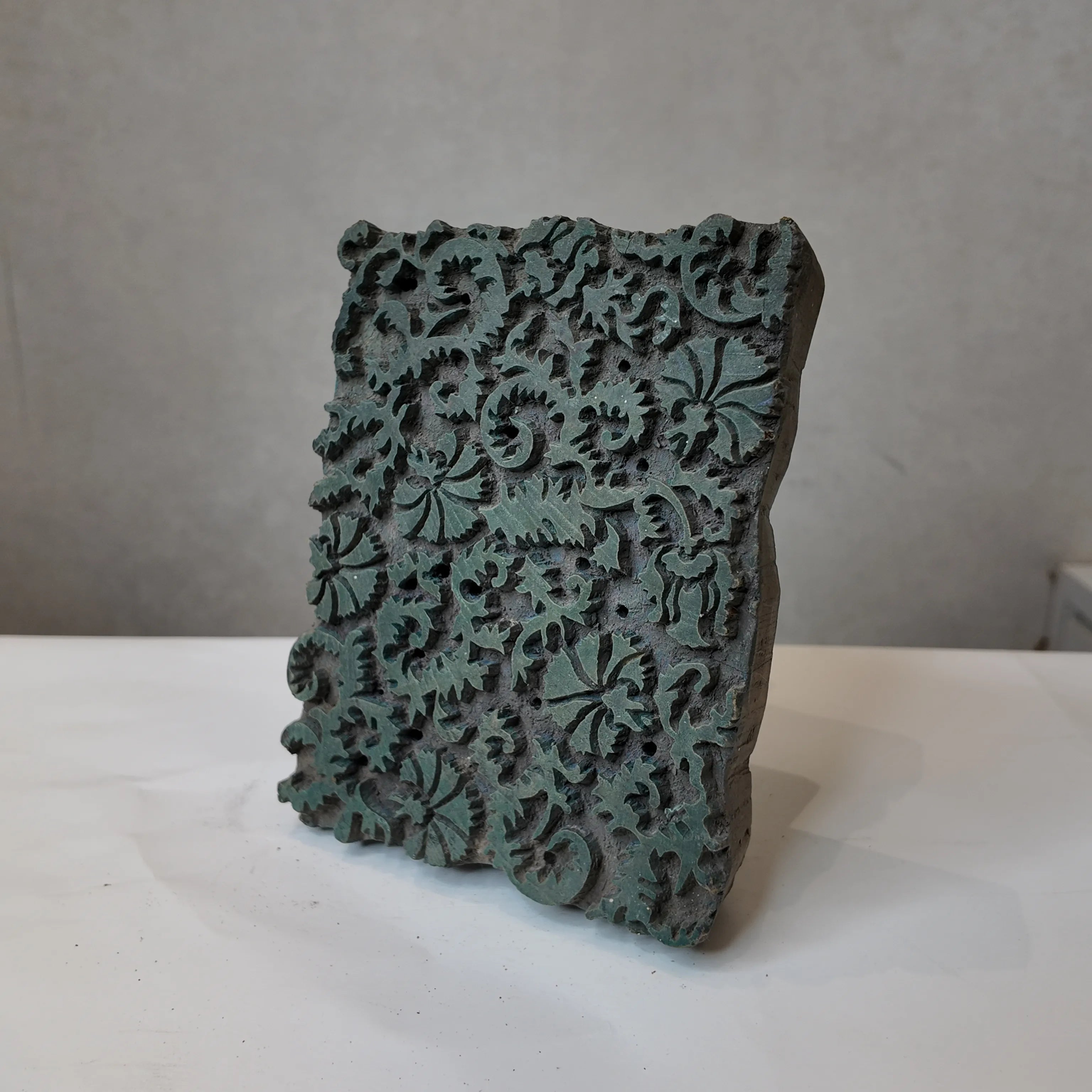 Vintage Indian Textile Stamp – Intricate Serrated Floral Vine Pattern