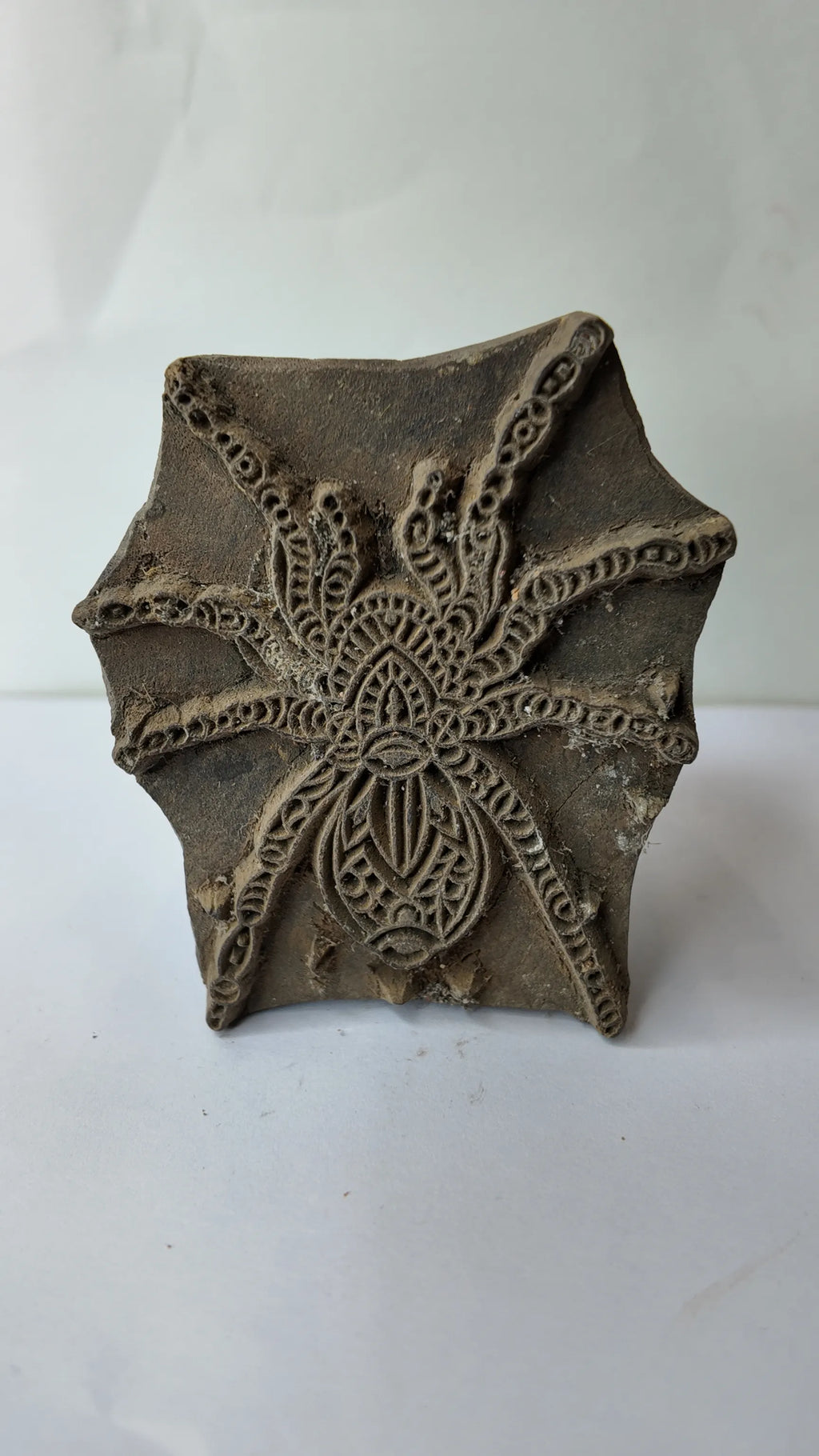 Vintage Wooden Printing Block – Chain-Link Spider Motif