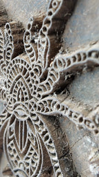 Vintage Wooden Printing Block – Chain-Link Spider Motif