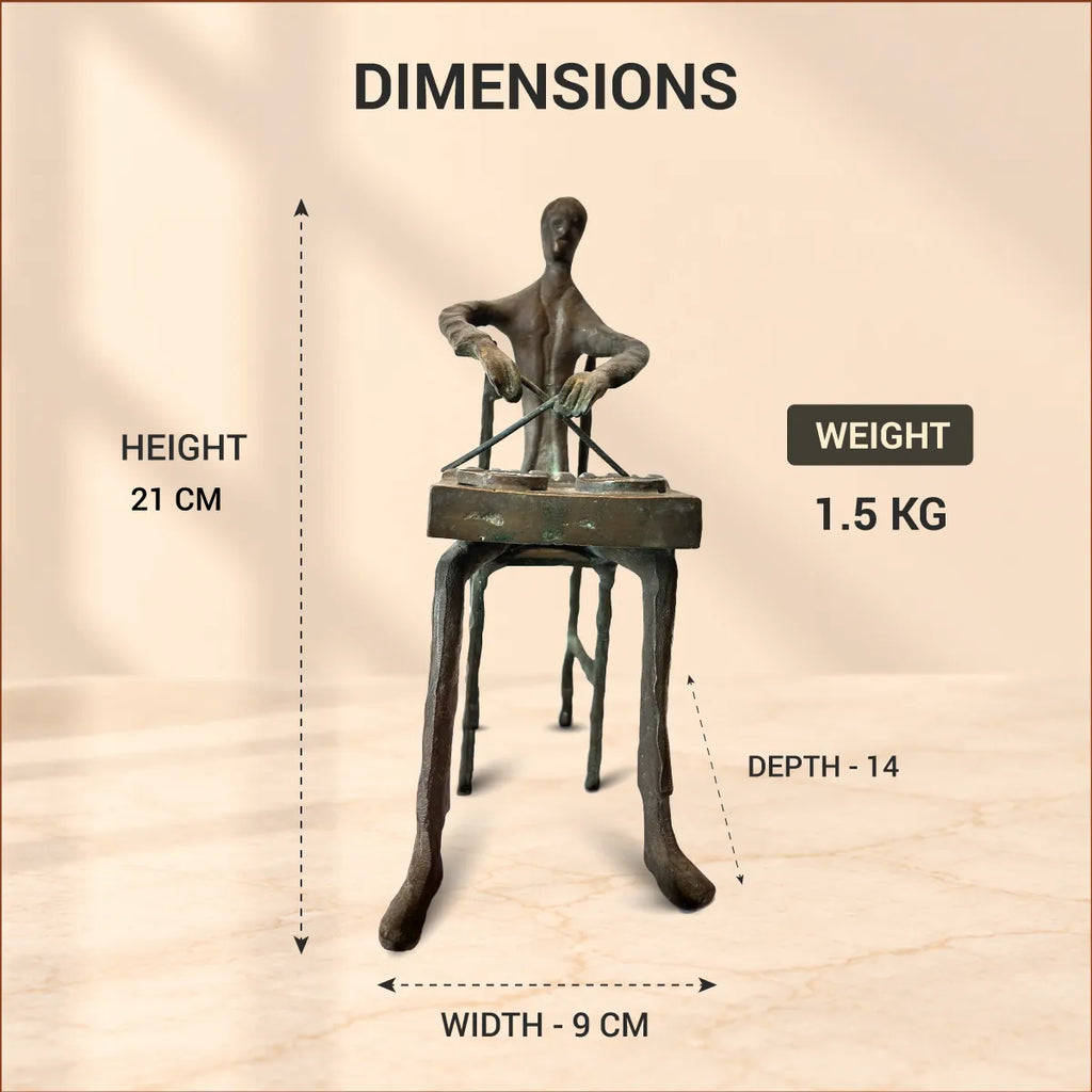 Dimensions infographic: antique brass drummer figurine, height 21 cm, width 9 cm, depth 14 cm, weight 1.5 kg
