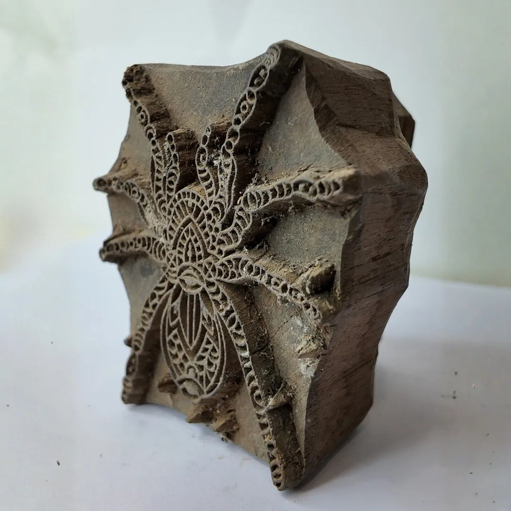 Vintage Wooden Printing Block – Chain-Link Spider Motif